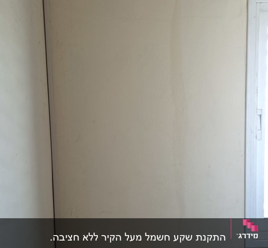 שקע חשמל על קיר ליד חלון